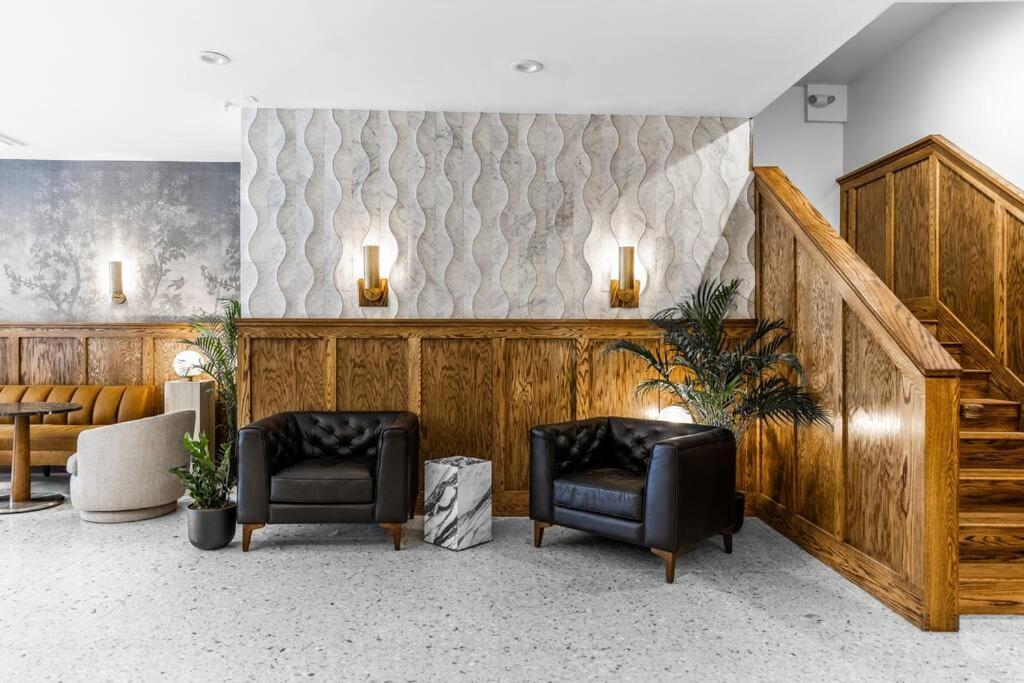 King Bed, The Phenix Historic Hotel, Spacious, Room # 406 Bangor Buitenkant foto