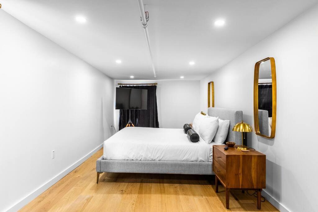 King Bed, The Phenix Historic Hotel, Spacious, Room # 406 Bangor Buitenkant foto